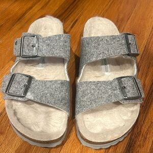 Birkenstock Arizona, light gray felt with furry insides, size 39/ US women’s 8